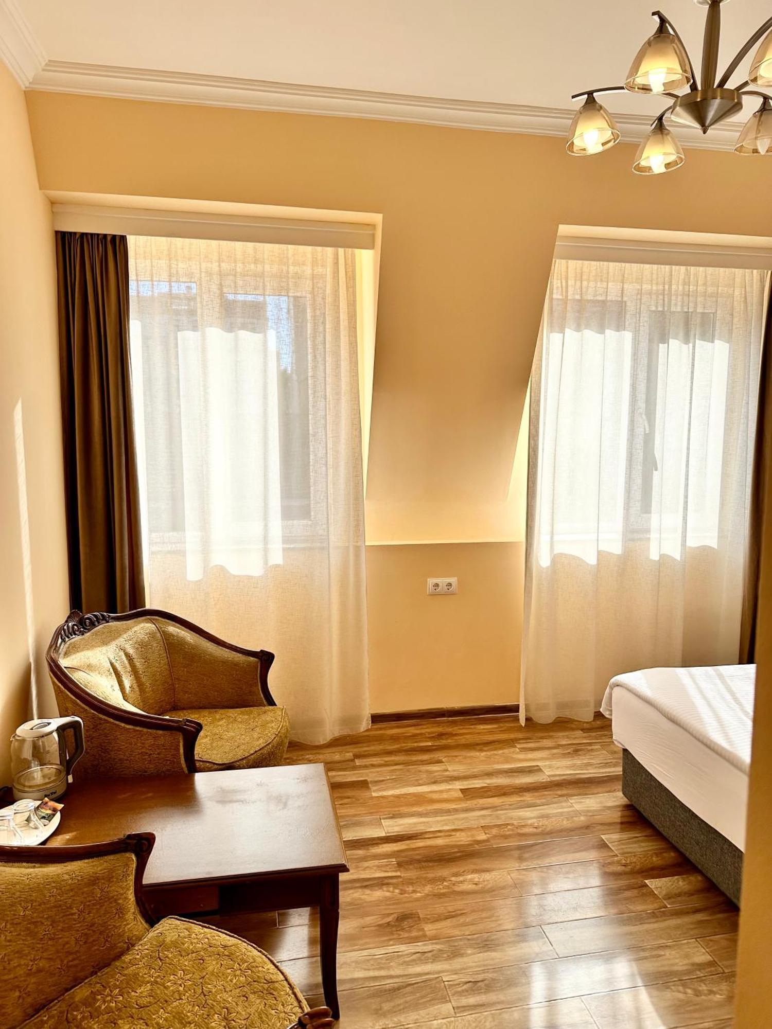 Old Clty Hotel Батуми Экстерьер фото