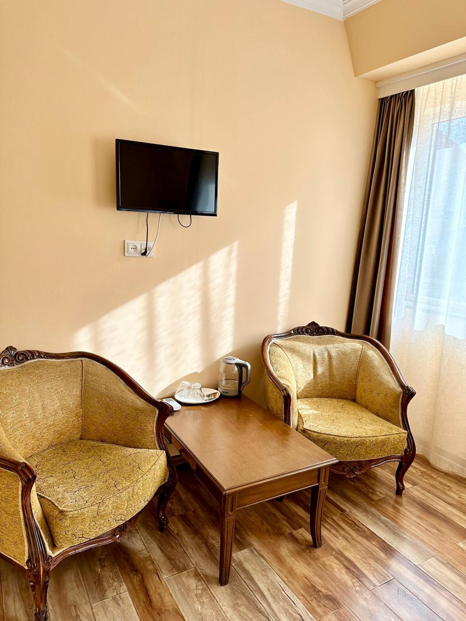 Old Clty Hotel Батуми Экстерьер фото