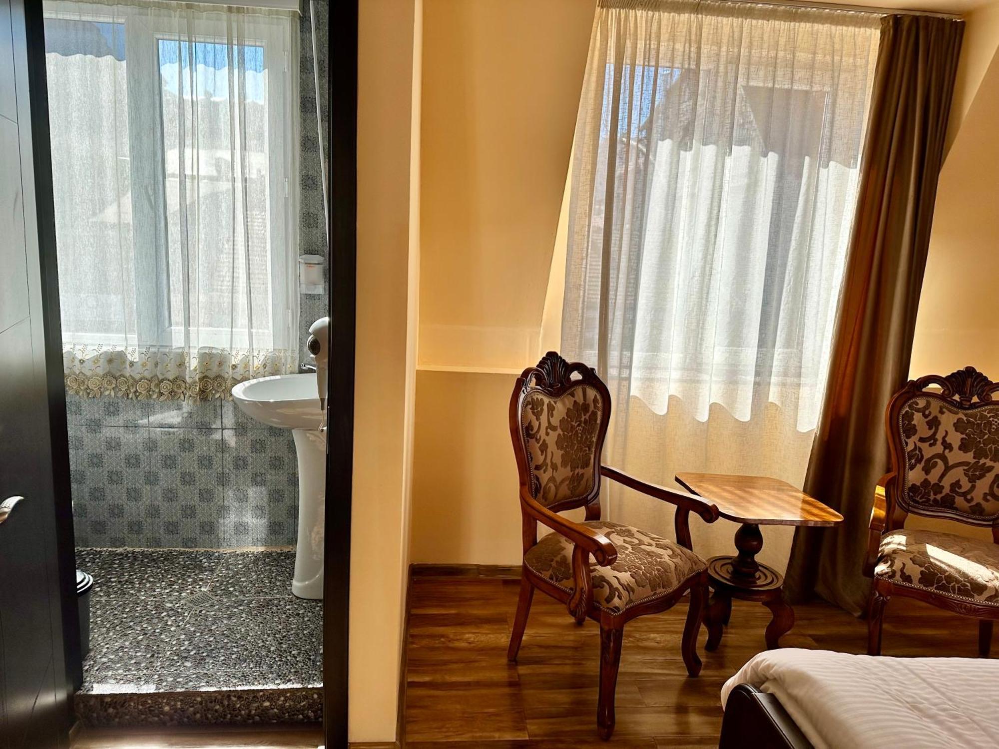 Old Clty Hotel Батуми Экстерьер фото